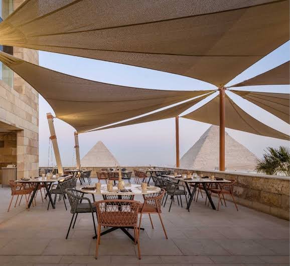 Ristorante con vista sulle Piramidi di Giza al Cairo